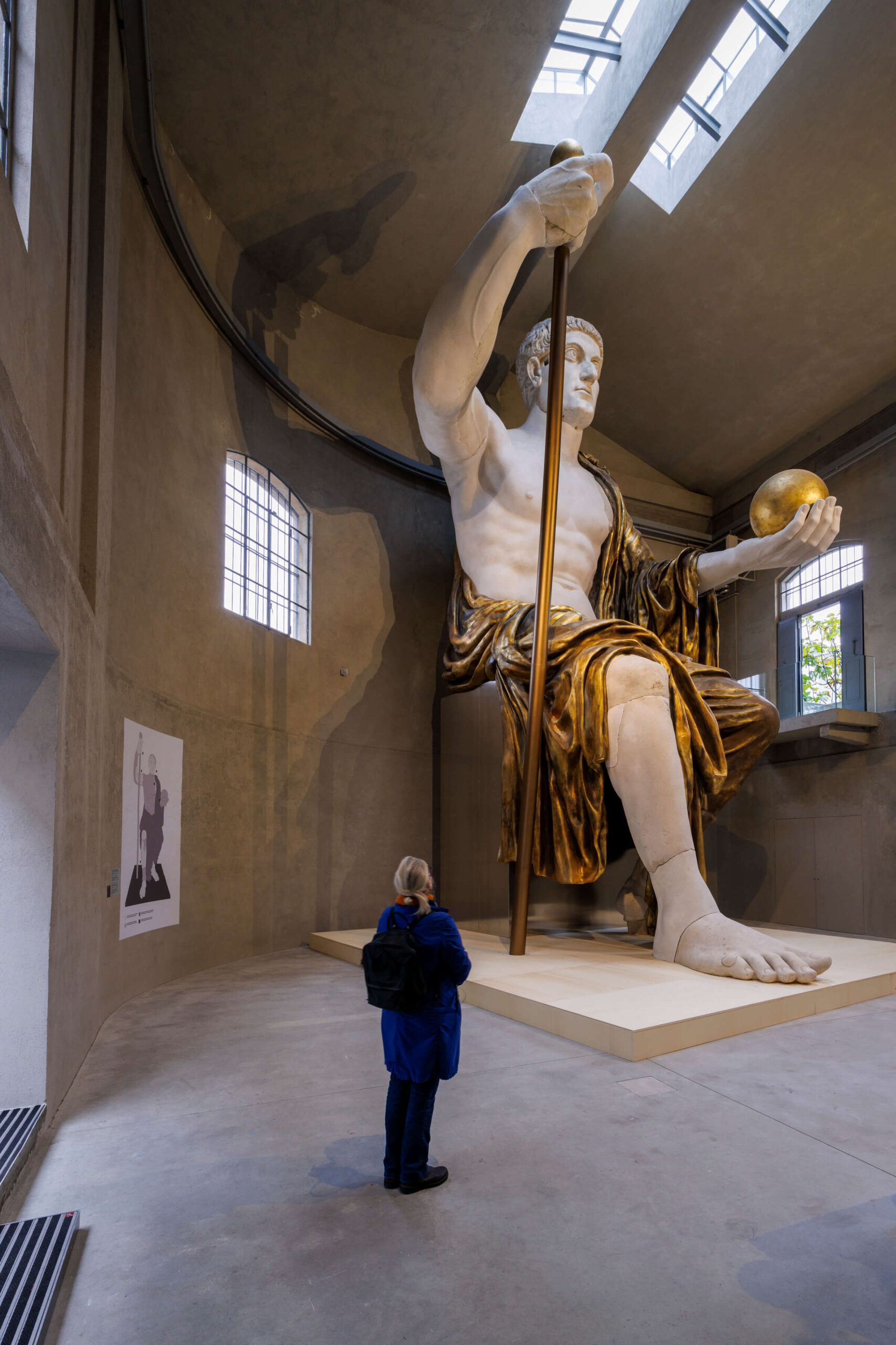 Immagine della mostra “Recycling Beauty” Fondazione Prada, Milano Foto: Roberto Marossi Courtesy: Fondazione Prada Exhibition view of “Recycling Beauty” Fondazione Prada, Milan Photo: Roberto Marossi Courtesy: Fondazione Prada Ricostruzione del Colosso di Costantino / Reconstruction of the Colossus of Constantine 2022 ricostruzione a scala 1:1 (h 11,06 m) / 1:1 scale reconstruction (h 11.06 m) Una collaborazione tra / A collaboration between Musei Capitolini, Fondazione Prada e / and Fundación Factum Ideato da / Conceived by Claudio Parisi Presicce. Prodotto da / Produced by Factum Arte