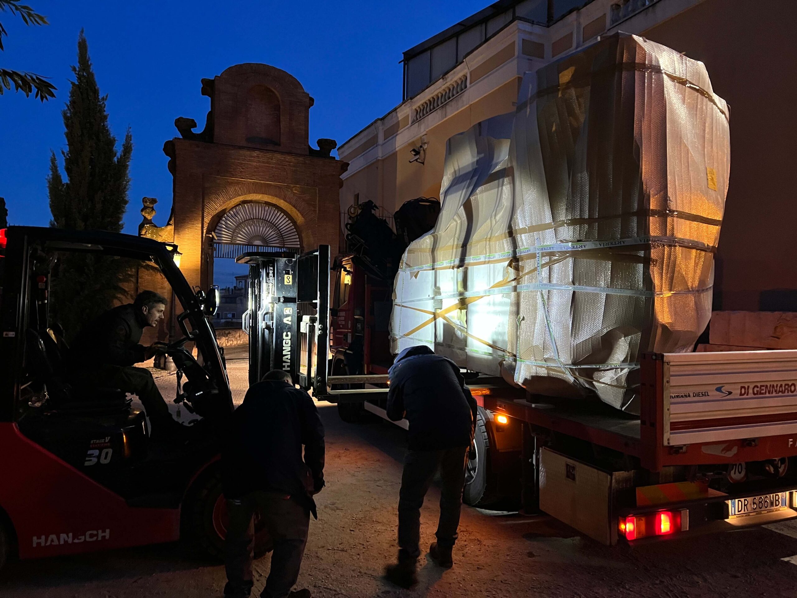 Factum Foundation allestisce la ricostruzione del Colosso di Costantino nel cortile di Villa Caffarelli, 2024.