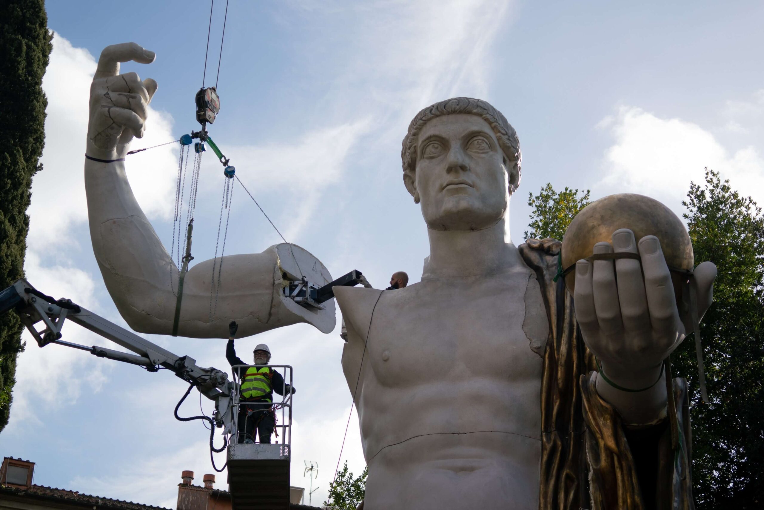 Factum Foundation allestisce la ricostruzione del Colosso di Costantino nel cortile di Villa Caffarelli, 2024.