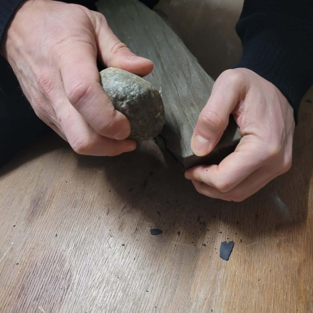 Steinmaterialien für die Werkzeugherstellung Researcher Patrick Schmidt produces a stone tool like those found in South Africa, using local material. Photo: Gregor Bader