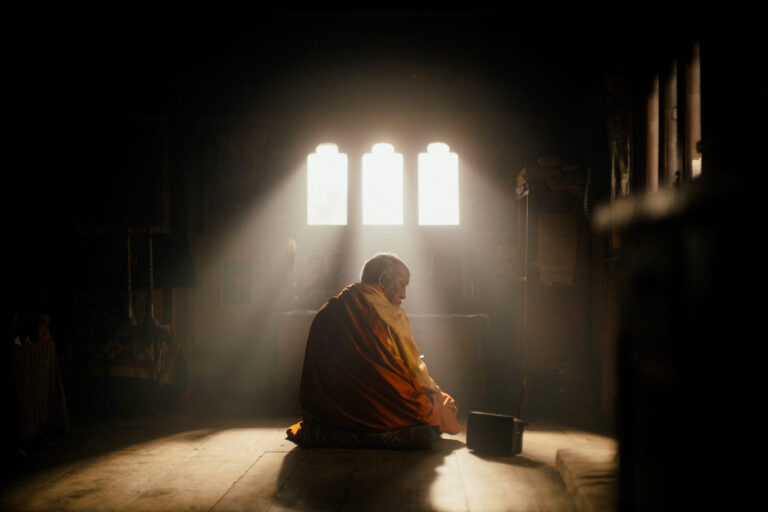 C'era una volta in Bhutan (The Monk and the Gun), un film di Pawo Choyning Dorji