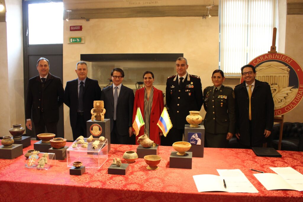 Carabinieri restituiscono 25 reperti dalla Colombia, 24 dalle regioni Muisca, Guane, Quimbaya e Nariño e una scultura