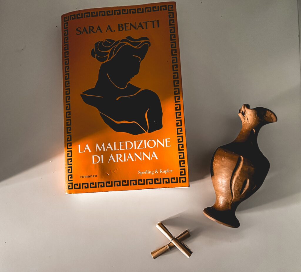 La copertina del libro La maledizione di Arianna, di Sara Benatti, pubblicato da Sperling & Kupfer (2024). Foto di Francesca Barracca