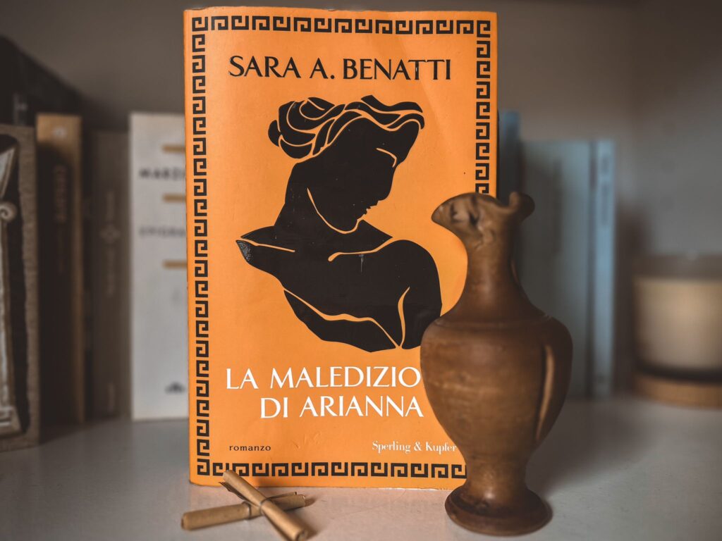 La copertina del libro La maledizione di Arianna, di Sara Benatti, pubblicato da Sperling & Kupfer (2024). Foto di Francesca Barracca