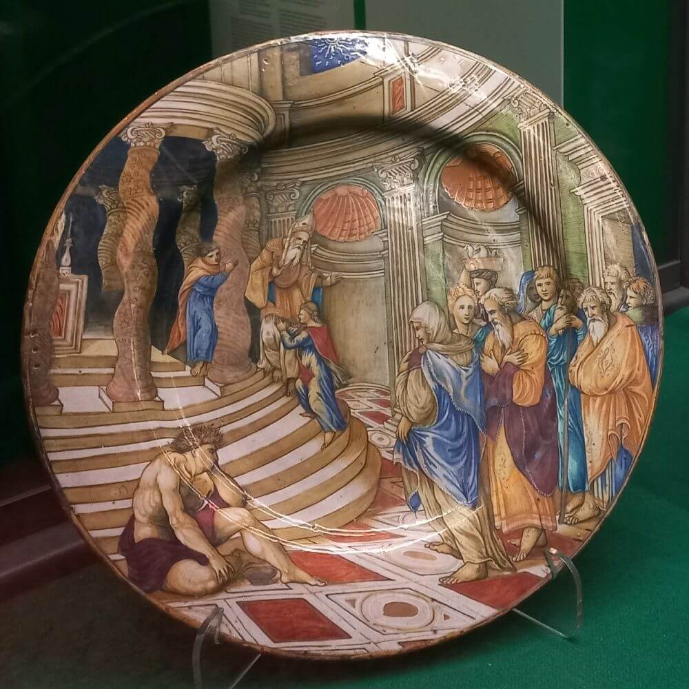 Pittore del “Bacile di Apollo” Presentazione della Vergine al tempio (fronte) Arabeschi dipinti a lustro e al centro l’iscrizione “1532/ M°G°/finj de maiolica”, firma di Maestro Giorgio Andreoli da Gubbio (retro) Piatto di maiolica con decorazione a lustro, (a) cm 2, ø cm 48,5 Provenienza: collezione Pepoli (?) Bologna, Museo Civico Medievale, inv. 1124 Veduta di allestimento