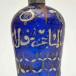 Conoscenza e Libertà. Arte Islamica al Museo Civico Medievale di Bologna Fiala Dettaglio iscrizione attorno al corpo esterno: “‘Izz li-mawlana al-sultan al-malik al-‘alim al-ma…”, عز لمولانا السلطان المالك العالم الما Siria, XIII secolo Vetro blu decorato a smalti policromi e oro, cm 17,5 (cm 19,2 con montatura) x 7,8 Provenienza: collezione Palagi Bologna, Museo Civico Medievale, inv. 1395