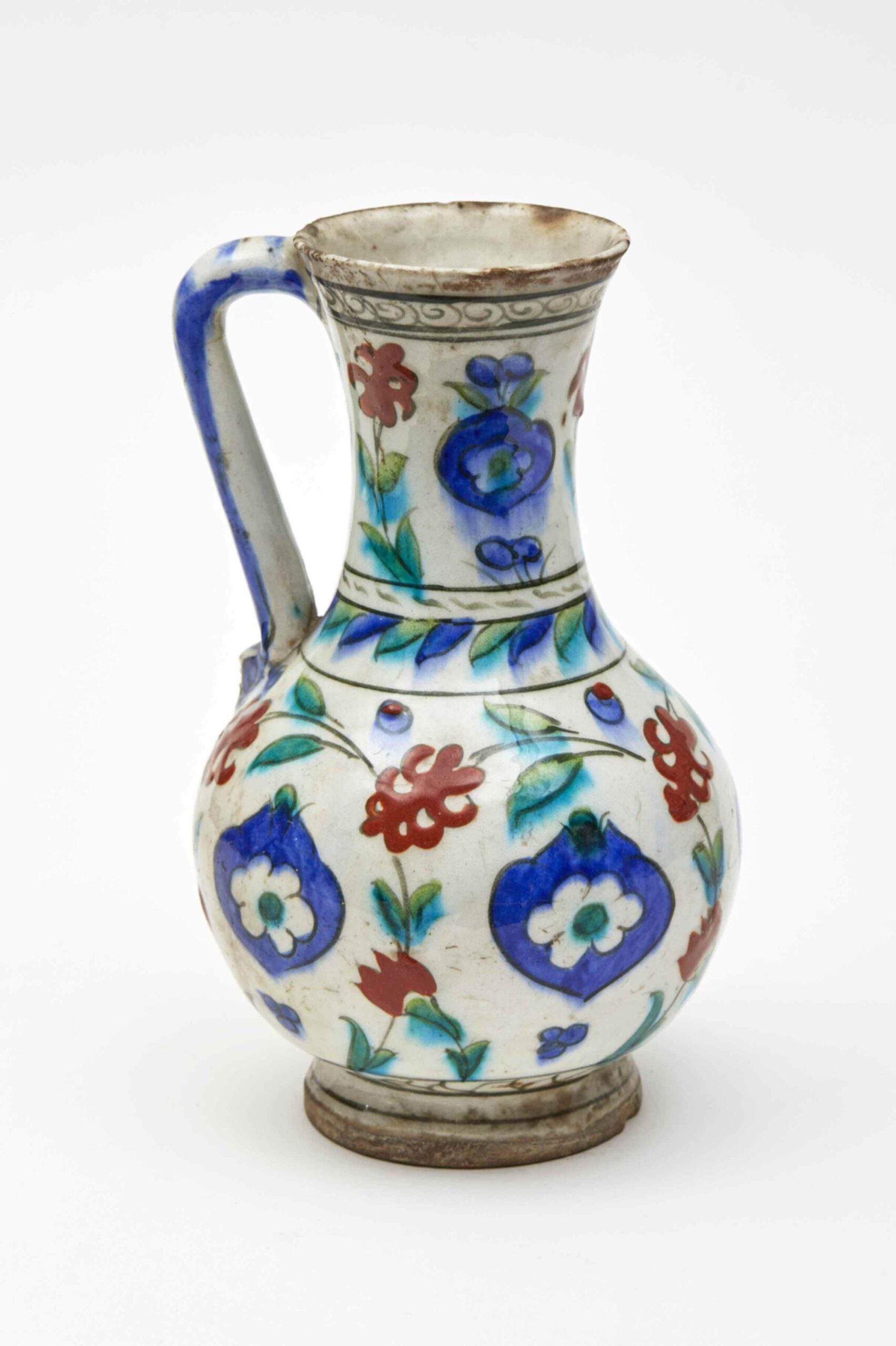 Brocca Iznik (Turchia ottomana), meta XVI secolo Ceramica dipinta a fiori sotto invetriatura, cm 23 x max 15,8 cm, ø bocca 8 cm, ø base 8,5 cm Provenienza: collezioni universitarie Bologna, Museo Civico Medievale, inv. 1304