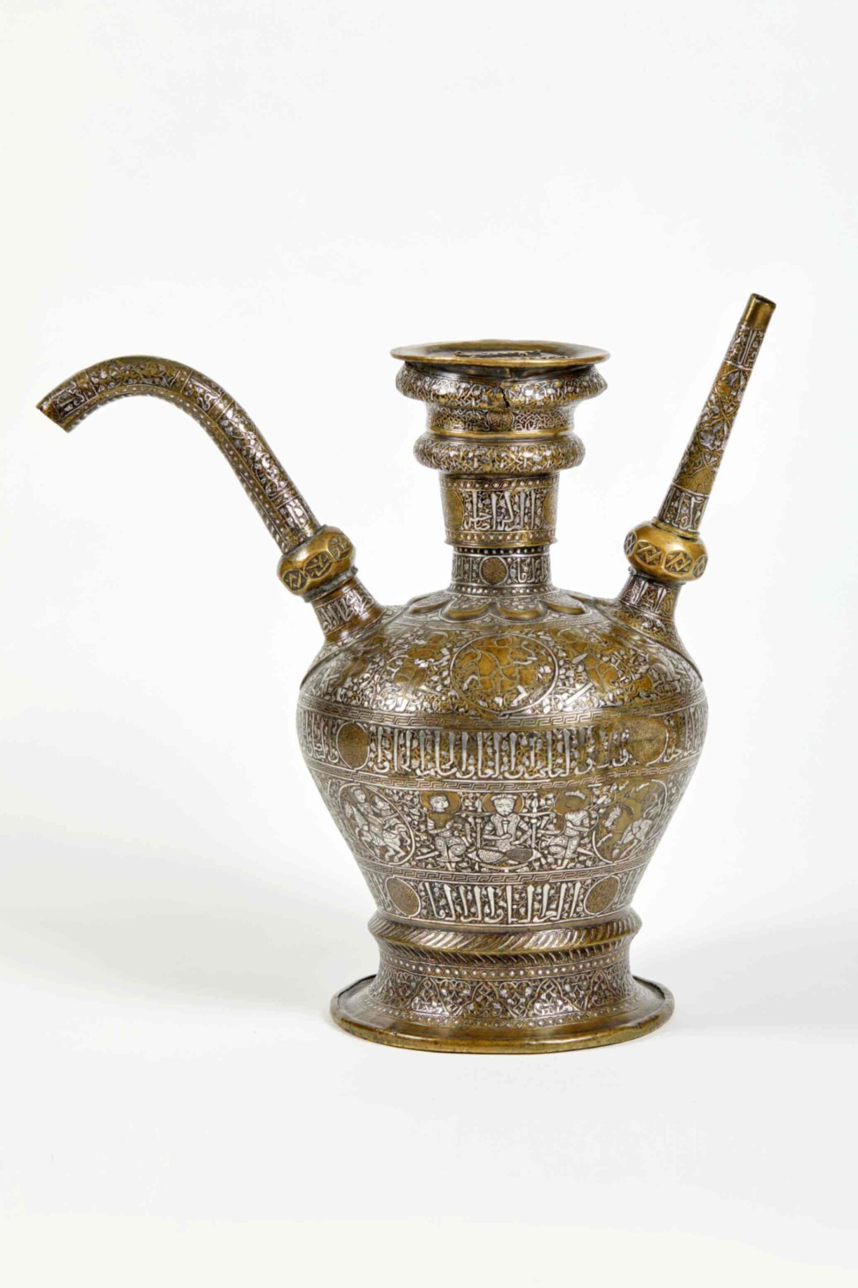 Brocca Siria o Egitto, tardo XIII secolo Ottone ageminato in argento, cm 34,5 x 17,5 Provenienza: collezione Cospi Bologna, Museo Civico Medievale, inv. 2093