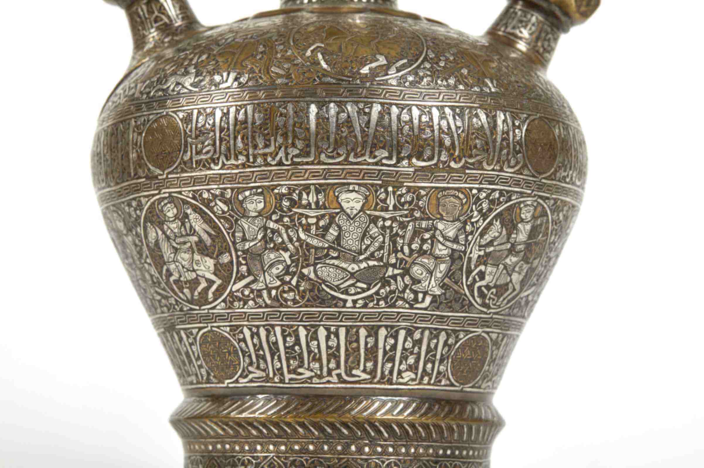 Brocca Dettaglio con decorazioni Siria o Egitto, tardo XIII secolo Ottone ageminato in argento, cm 34,5 x 17,5 Provenienza: collezione Cospi Bologna, Museo Civico Medievale, inv. 2093