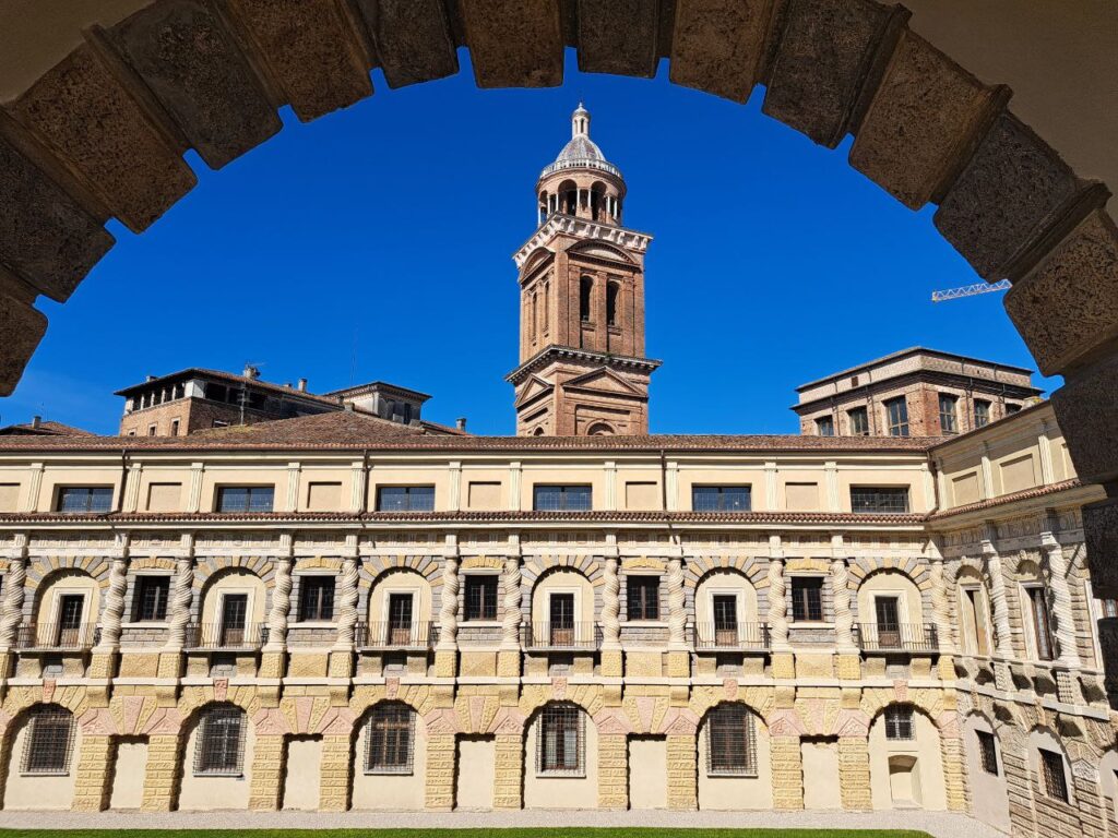 Cortile della Cavallerizza visto dal Corridore