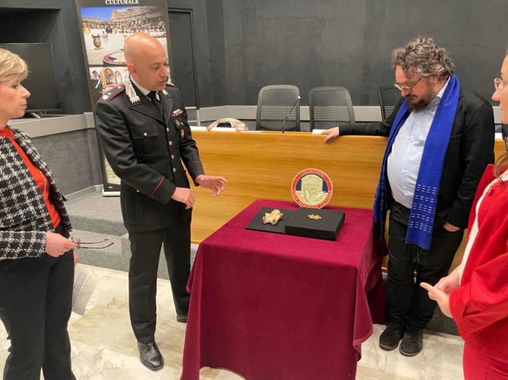 Carabinieri due reperti mesoamericani Museo delle Civiltà