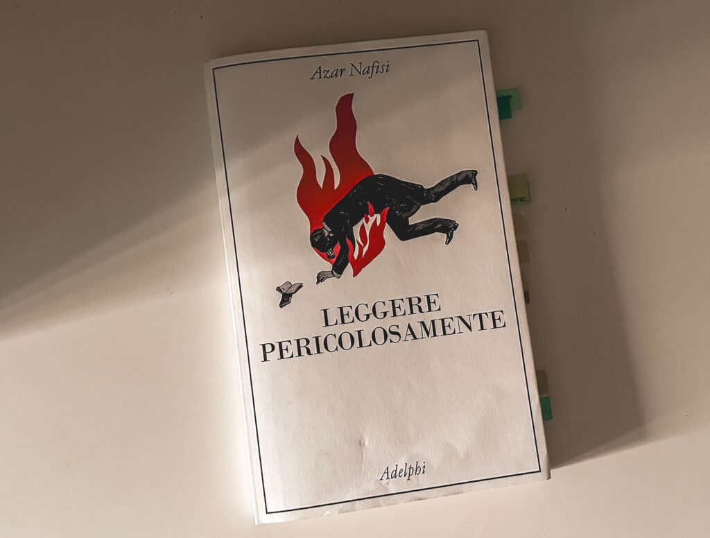 la copertina del saggio Leggere pericolosamente, di Azar Nafisi, edito in Italia da Adelphi (2024) ne La collana dei casi. In copertina, © collage artwork by Emmanuel Polanco