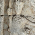 Agapitus (?), Frammento con re e cavaliere, XII secolo, marmo, Rimini, Museo della Città, inv. 88 PS, particolare