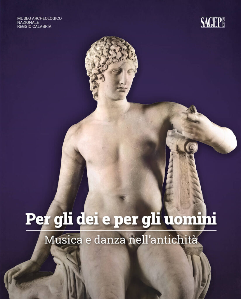 la copertina del libro Per gli dei e per gli uomini. Musica e danza nell’antichità, di AA. VV. e curato da Carmelo Malacrino, catalogo della mostra del 2023 al Museo Archeologico Nazionale di Reggio Calabria. Il volume è pubblicato da SAGEP Editori (2023)