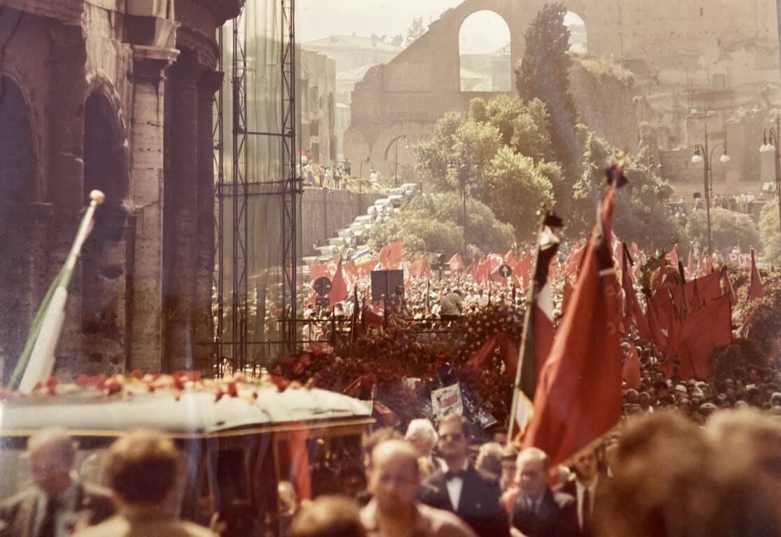 Funerali di Enrico Berlinguer. Fotografia tratta dall’Archivio fotografico del Partito comunista italiano, Federazione provinciale di Bologna, conservato presso la Fondazione Gramsci Emilia-Romagna