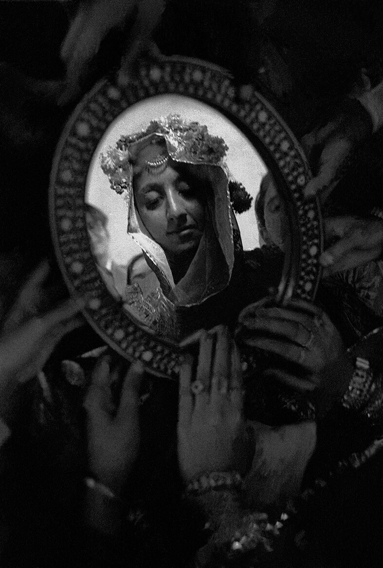 FRANK HORVAT Nozze islamiche: un giovane sposo scopre il volto della sposa in uno specchio, Lahore, Pakistan, 1952 © Studio Frank Horvat