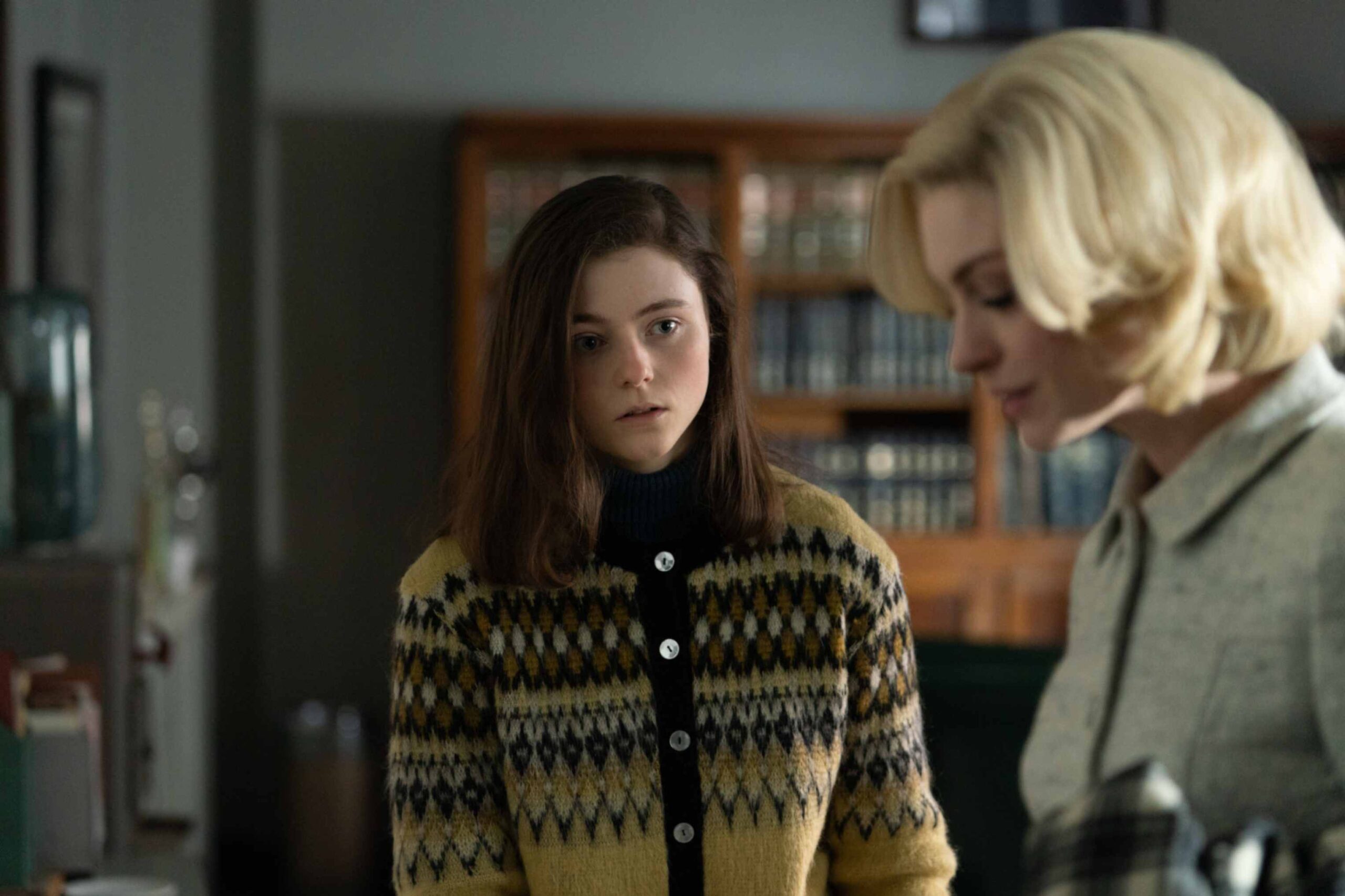 Thomasin McKenzie e Anne Hathaway. Crediti per la foto: Jeong Park_Courtesy NEON