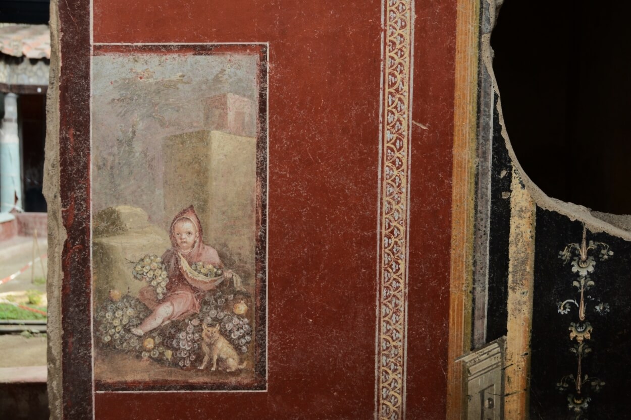Casa dei Pittori a Lavoro: bambino con cacappuccio e mantello di viaggiatore