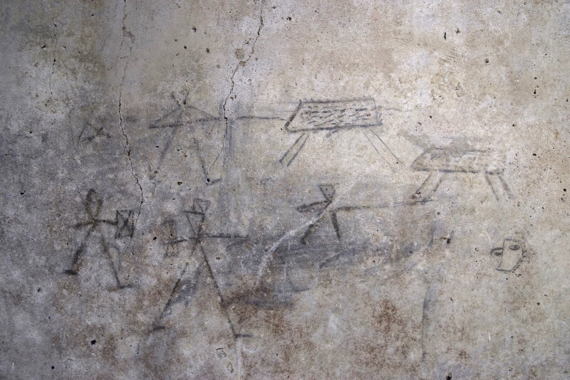 Casa del Cenacolo:, Colonnato: disegni dei bambini a carboncino, gladiatori cinghiali e un rapace