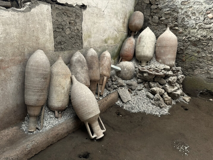 Casa del II Cenacolo, Colonnato: anfore nel cortile