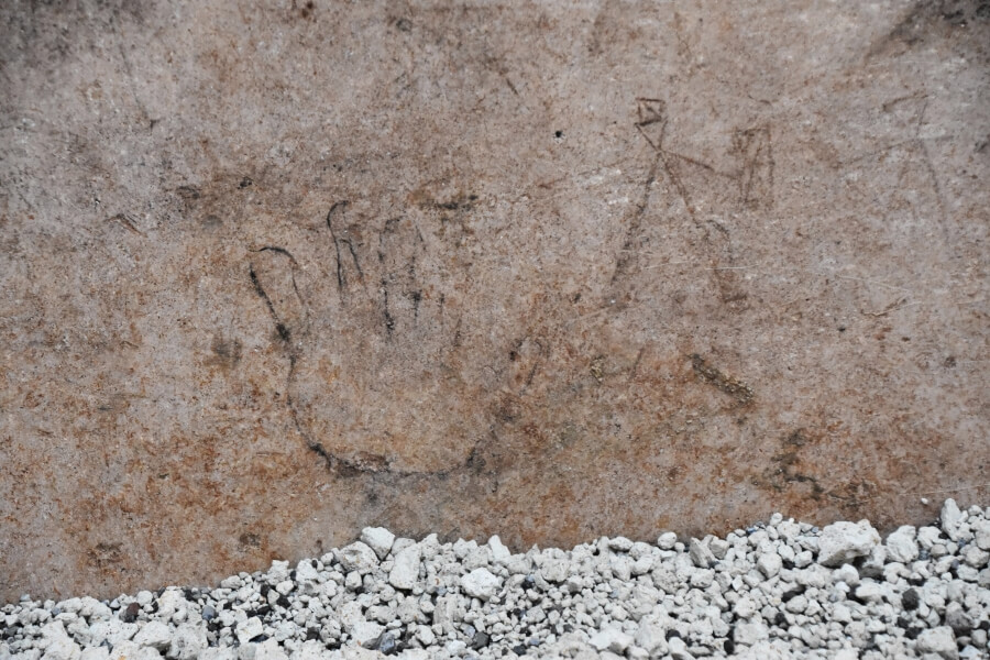 Casa del II Cenacolo, Colonnato: disegni in carboncino, mano e gladiatore