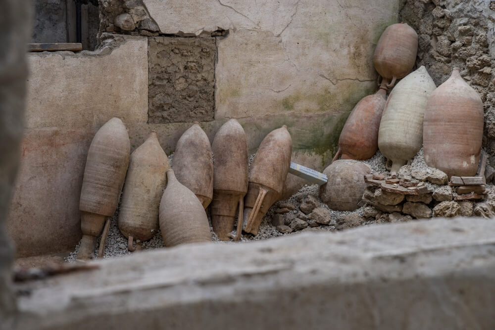 Casa del II Cenacolo, Colonnato: anfore depositate nel cortile