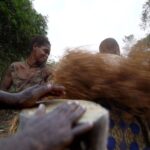 Kulturelle und sprachliche Netzwerke zentralafrikanischer Jäger und Sammler haben uralten Ursprung BaYaka hunter-gatherers in Congo playing musical instruments and dancing, which helps them to spread cultural traits and specialized vocabulary between different groups. (Image: Rodolph Schlaepfer, UZH)