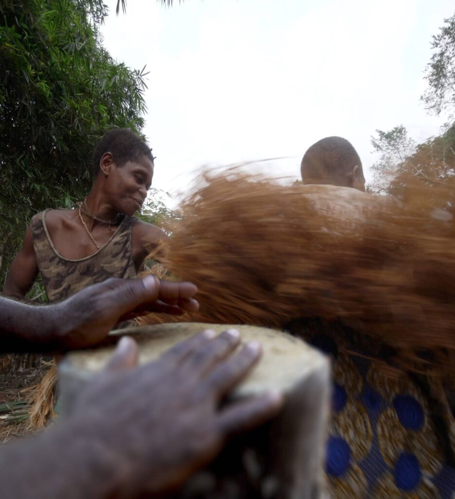 Kulturelle und sprachliche Netzwerke zentralafrikanischer Jäger und Sammler haben uralten Ursprung BaYaka hunter-gatherers in Congo playing musical instruments and dancing, which helps them to spread cultural traits and specialized vocabulary between different groups. (Image: Rodolph Schlaepfer, UZH)