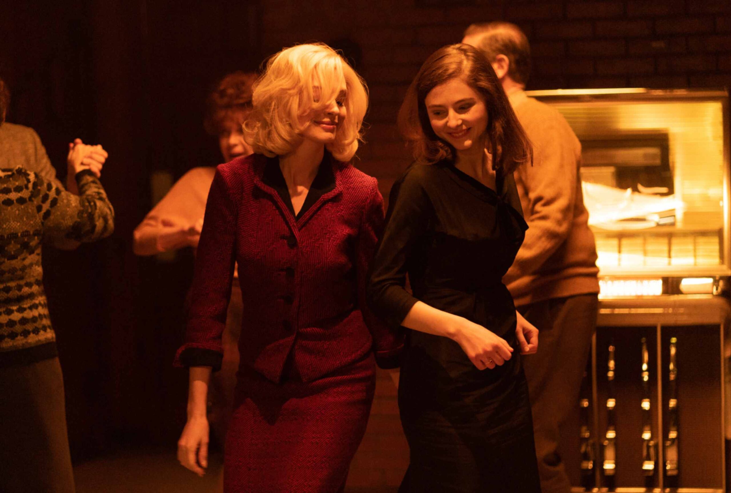 Thomasin McKenzie e Anne Hathaway. Crediti per la foto: Jeong Park