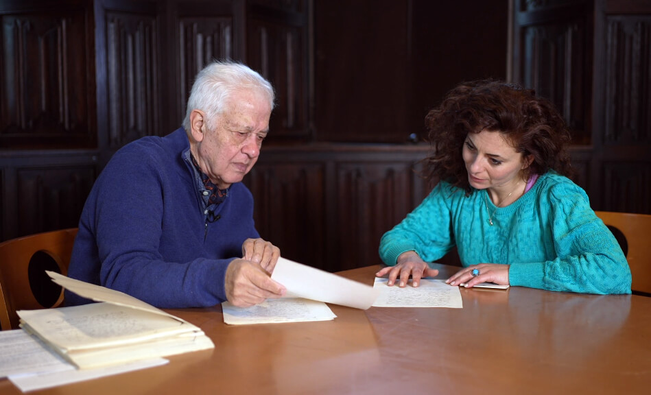 Il prof. Pietro Frassica della Princeton University mostra a Margherita le lettere di Luigi Pirandello