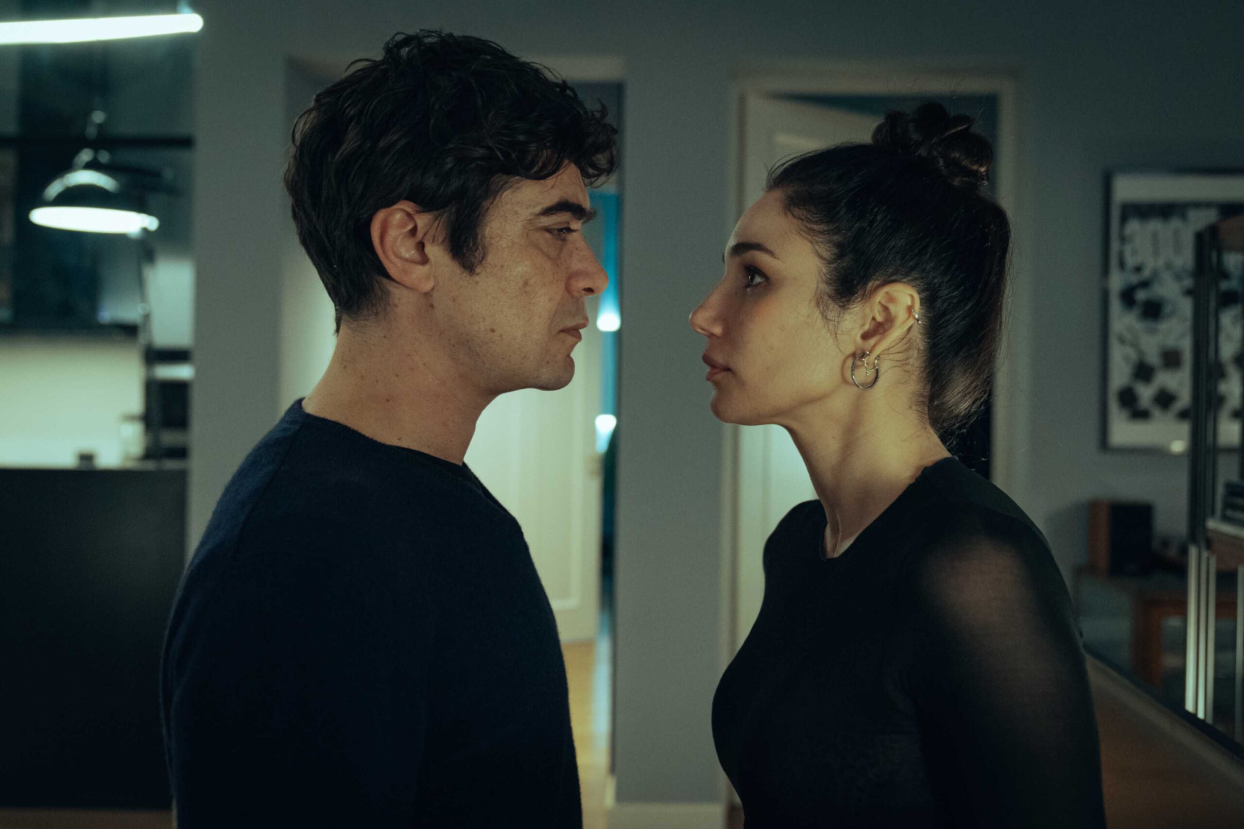 Riccardo Scamarcio, Mariela Garriga sul set del film Muori di lei