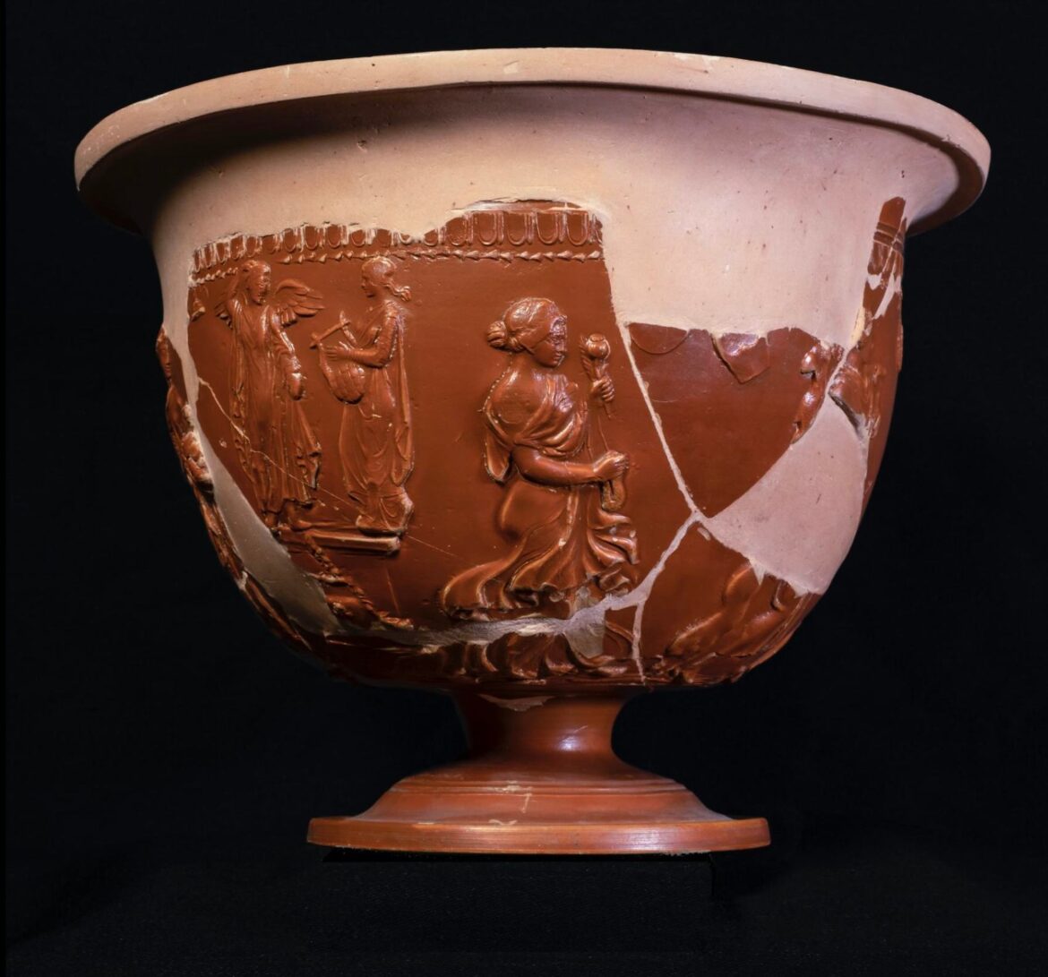 Coppa di Ateius con particolare dell’Estate che tiene in mano papavero e spighe © MiC-Direzione regionale Musei nazionali Toscana