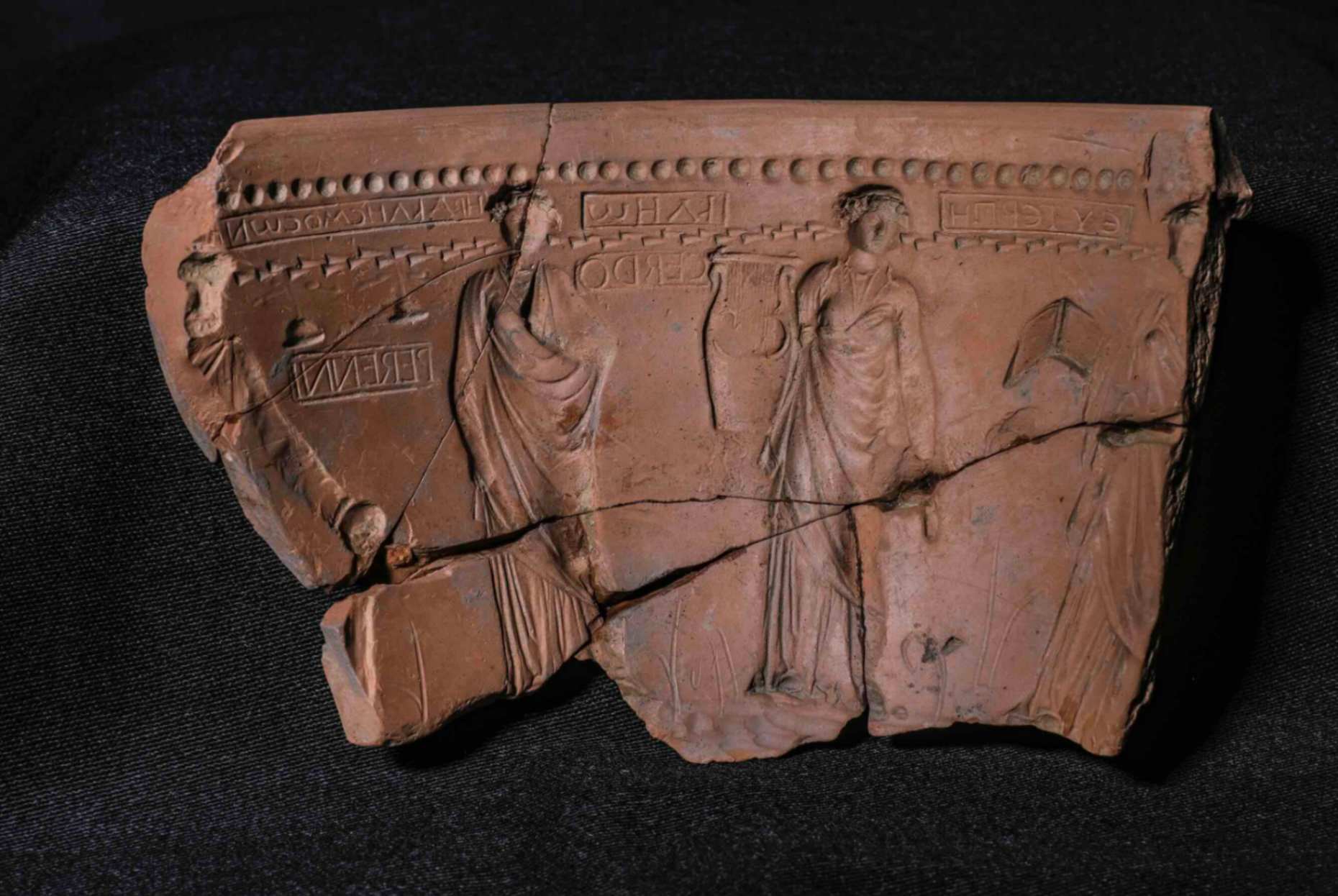 Frammento di matrice con le Muse con il marchio di Cerdo Perenni. Si leggono, in greco, i nomi di Tersicore, Clio e di Eracle, delle Muse © MiC-Direzione regionale Musei nazionali Toscana