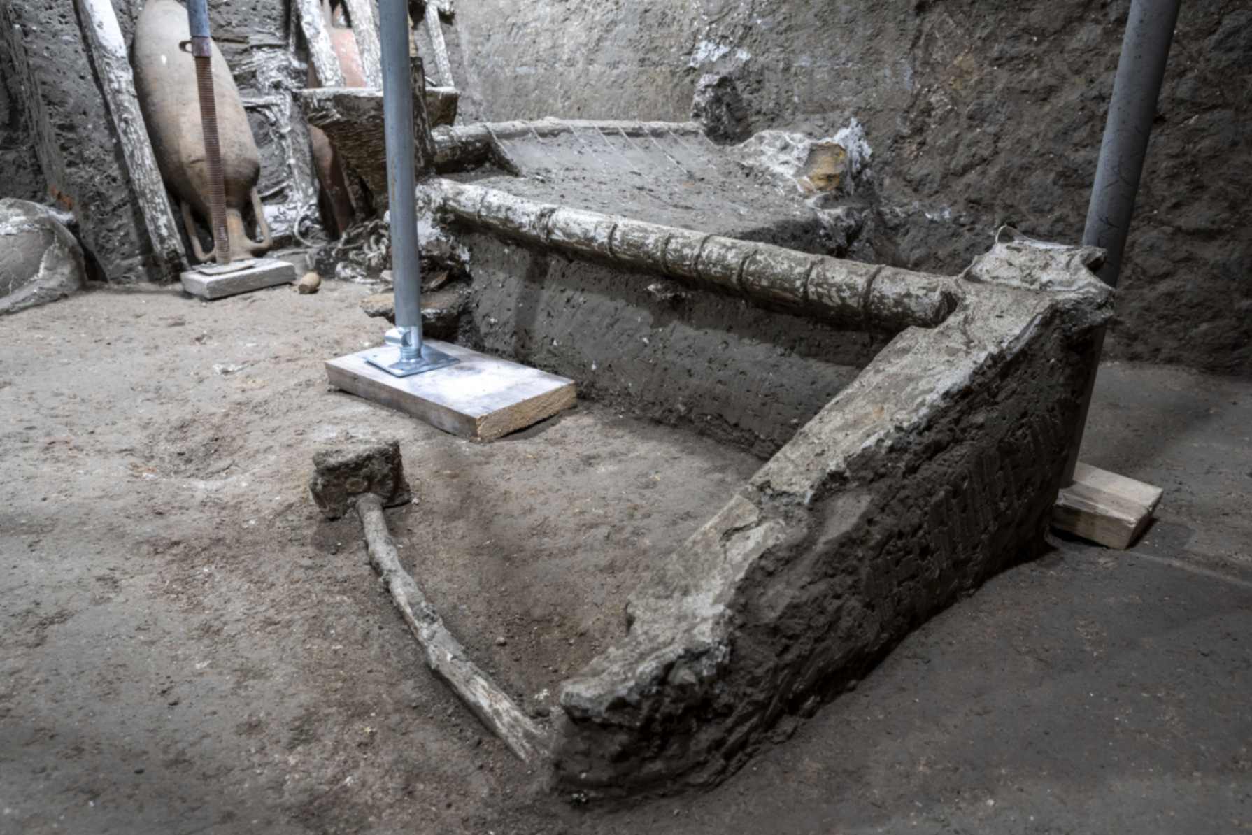 Pompei Civita Giuliana gli attrezzi dei carpentieri in una stanza nel quartiere servile della villa
