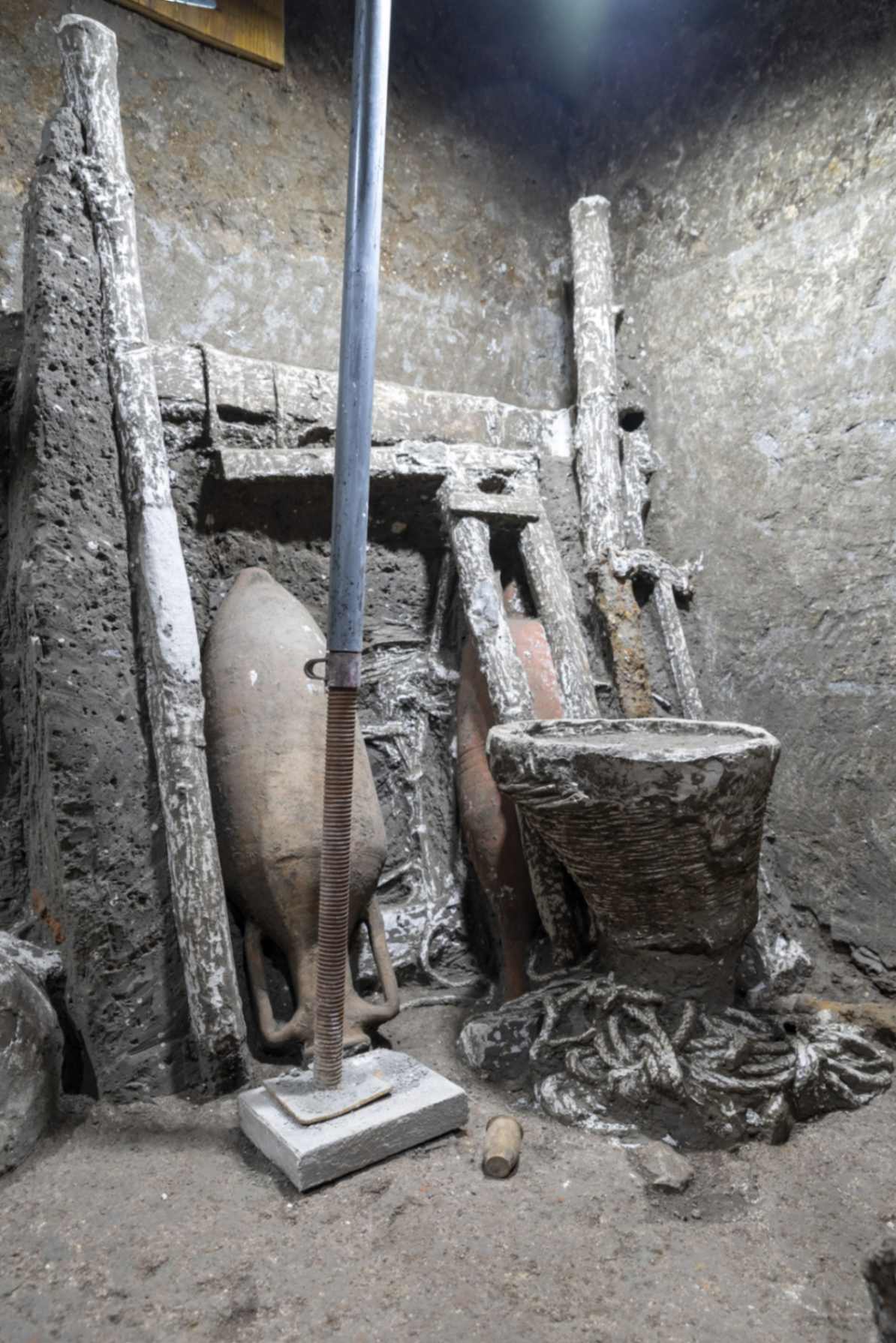 Pompei Civita Giuliana gli attrezzi dei carpentieri in una stanza nel quartiere servile della villa