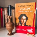 la copertina del romanzo L’iliade cantata dalle dee, di Marilù Oliva, pubblicato da Solferino Libri (2024)