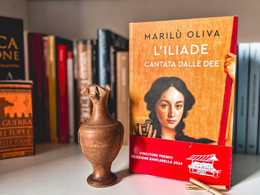 la copertina del romanzo L’iliade cantata dalle dee, di Marilù Oliva, pubblicato da Solferino Libri (2024)