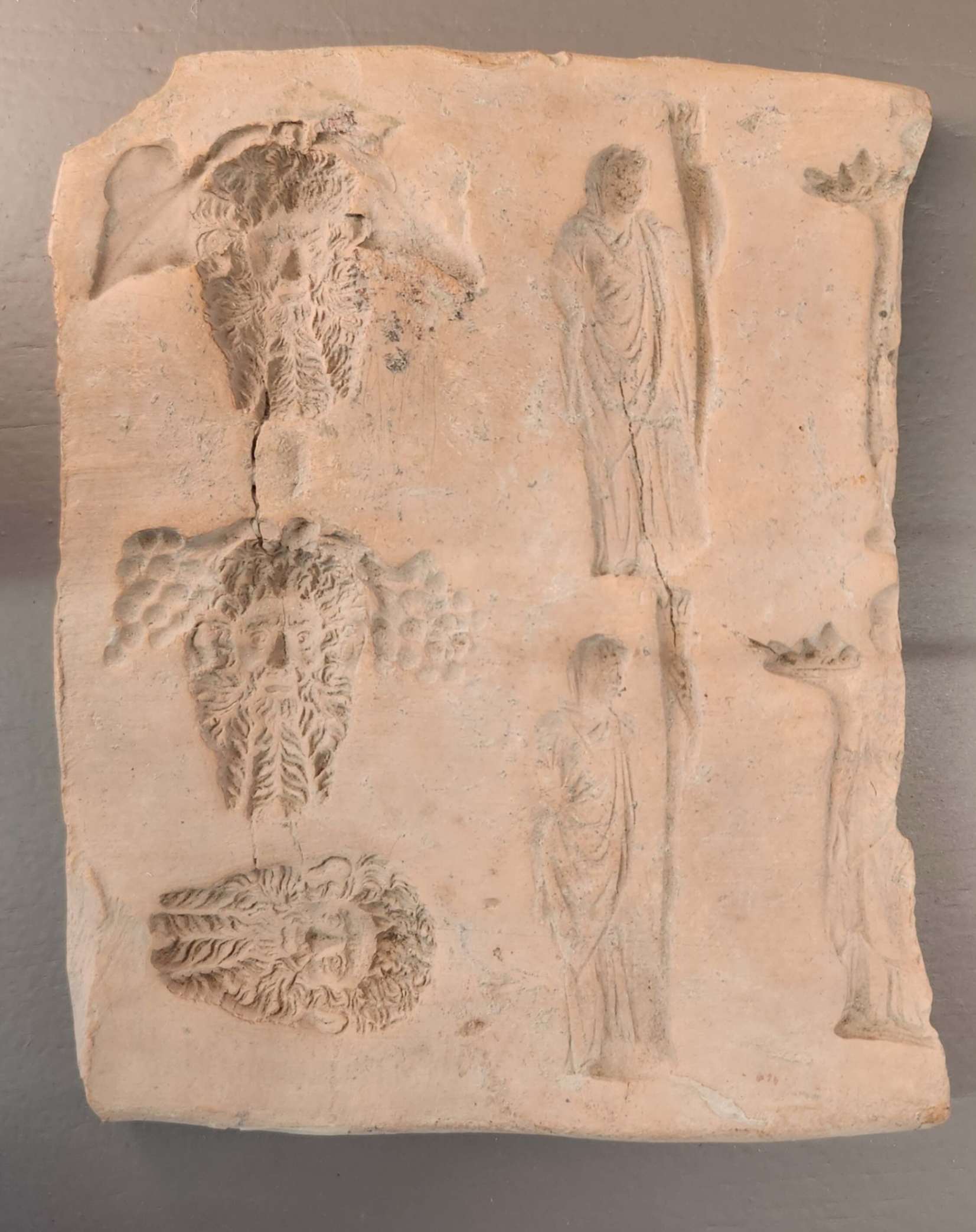 Matrice a placca con mascheroni e figure stanti. Collezione Gamurrini © MiC- Direzione regionale Musei nazionali Toscana