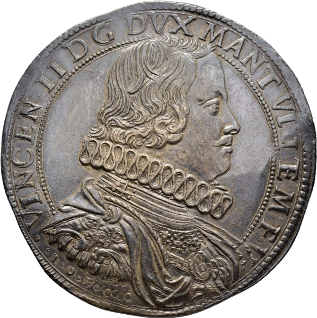 Ducatone con il cane, di Vincenzo II Gonzaga, 1627 / diritto: busto del duca, rivolto a destra e in corazza, con gorgiera; rovescio: alano con collare, rivolto a sinistra