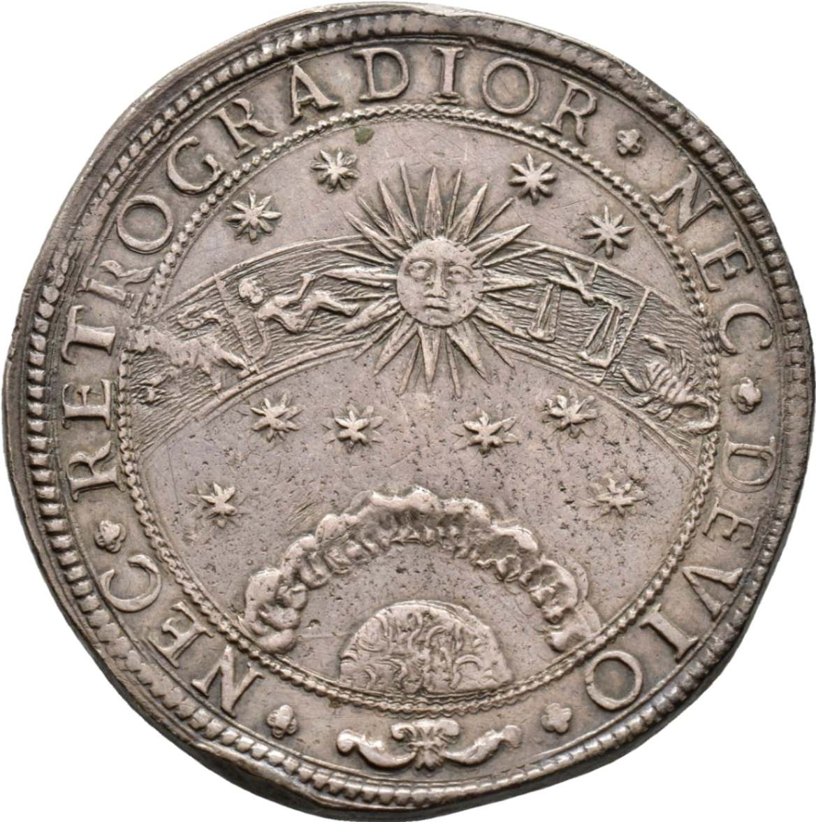 Ducatone con lo zodiaco, di Carlo I Gonzaga-Nevers, 1628 / diritto: busto del duca con corazza di profilo; rovescio: sole raggiante con fascia arcuata zodiacale recante i segni zodiacali del Leone, della Vergine, della Bilancia e dello Scorpione
