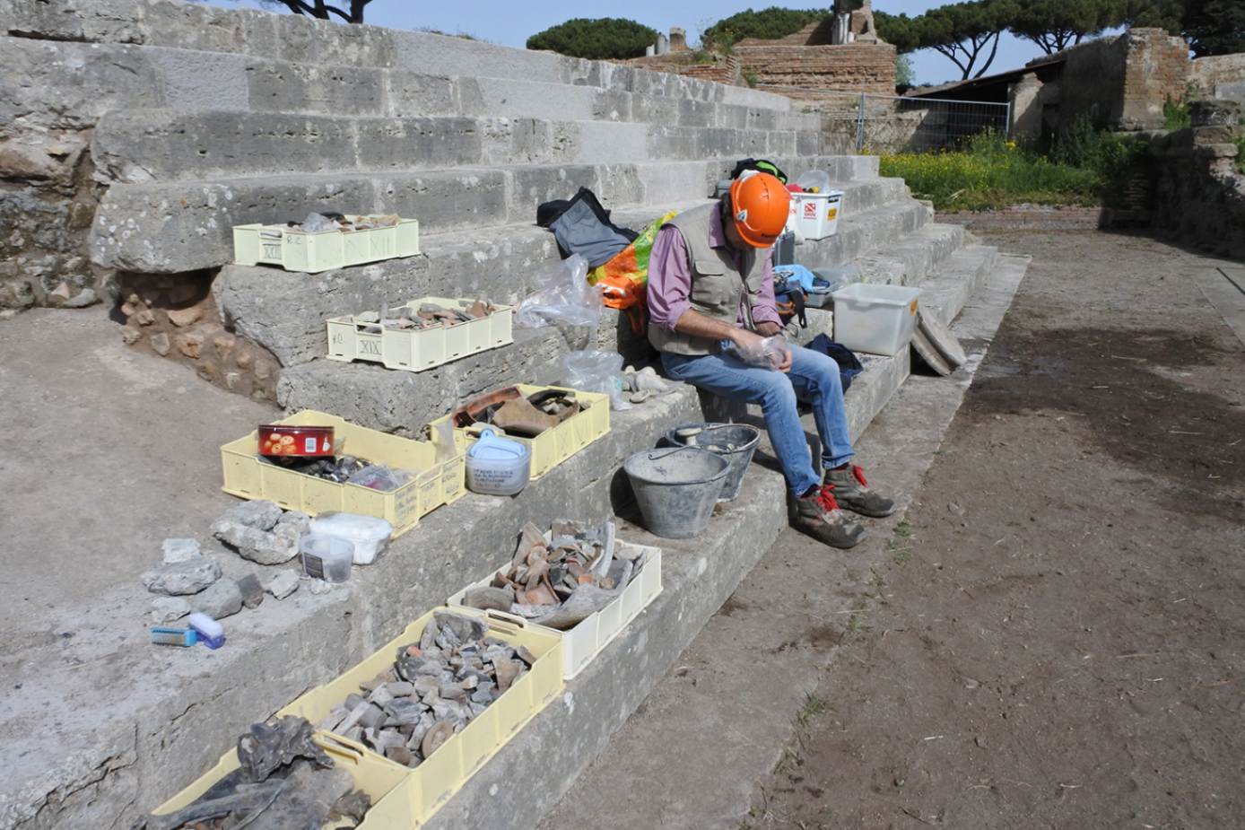 Nuovi reperti da un pozzo, di fronte alla scalinata del tempio di Ercole, nell'Area Sacra del Parco archeologico di Ostia antica, potranno fornire ancora informazioni sui riti in età imperiale