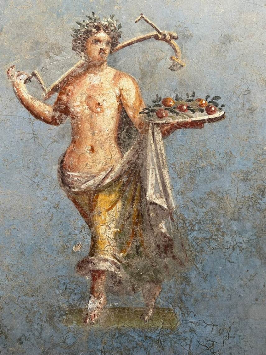 Pompei, scavi nella Regio IX rivelano un sacrarium con pareti blu