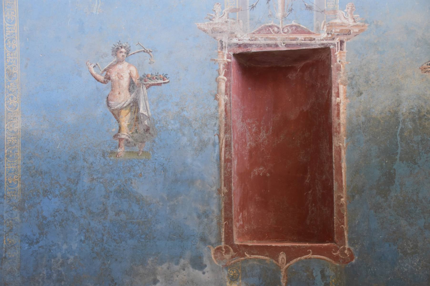 Pompei, scavi nella Regio IX rivelano un sacrarium con pareti blu