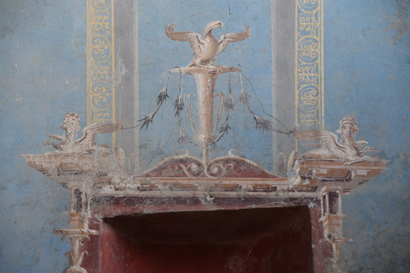 Pompei, scavi nella Regio IX rivelano un sacrarium con pareti blu