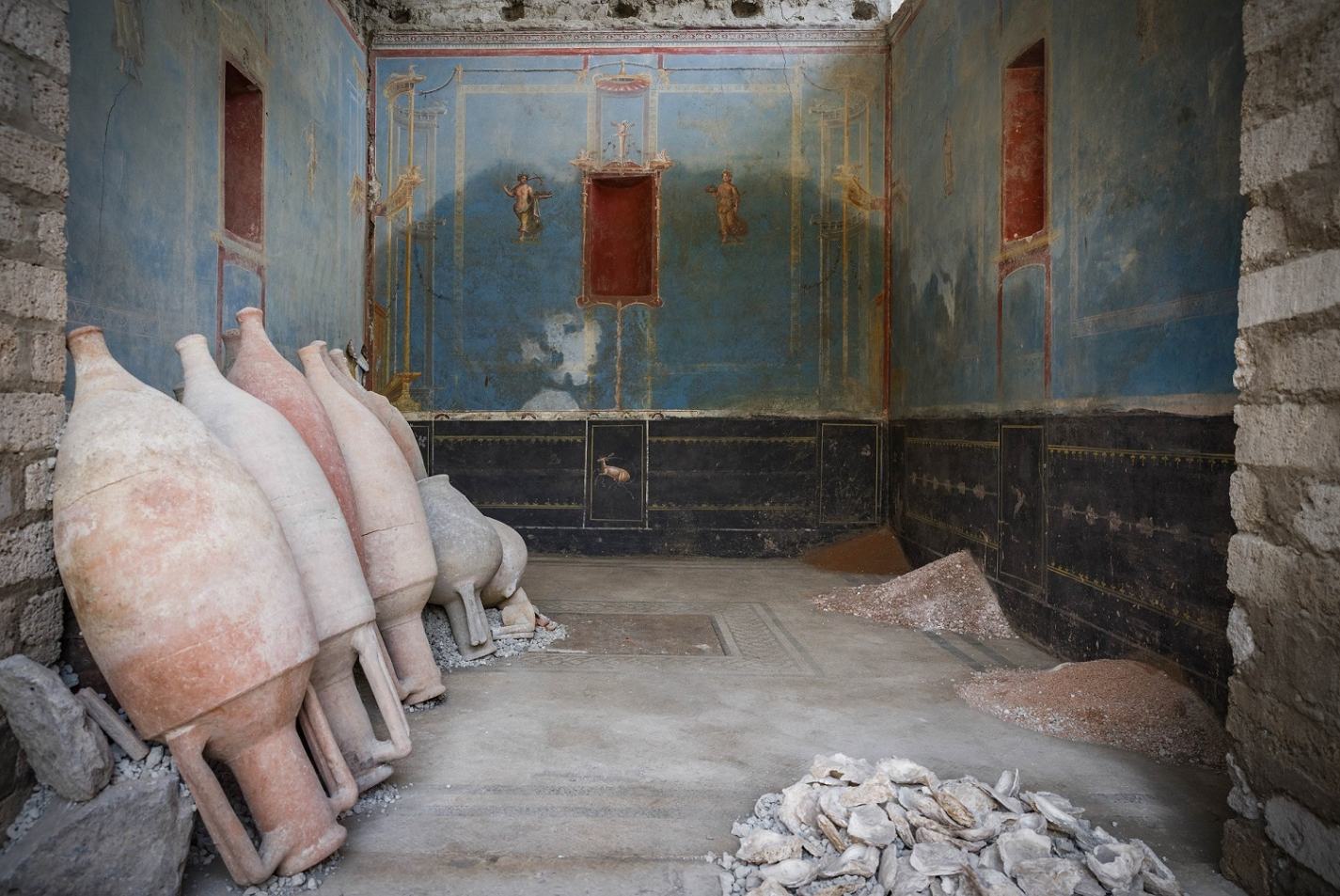 Pompei, scavi nella Regio IX rivelano un sacrarium con pareti blu