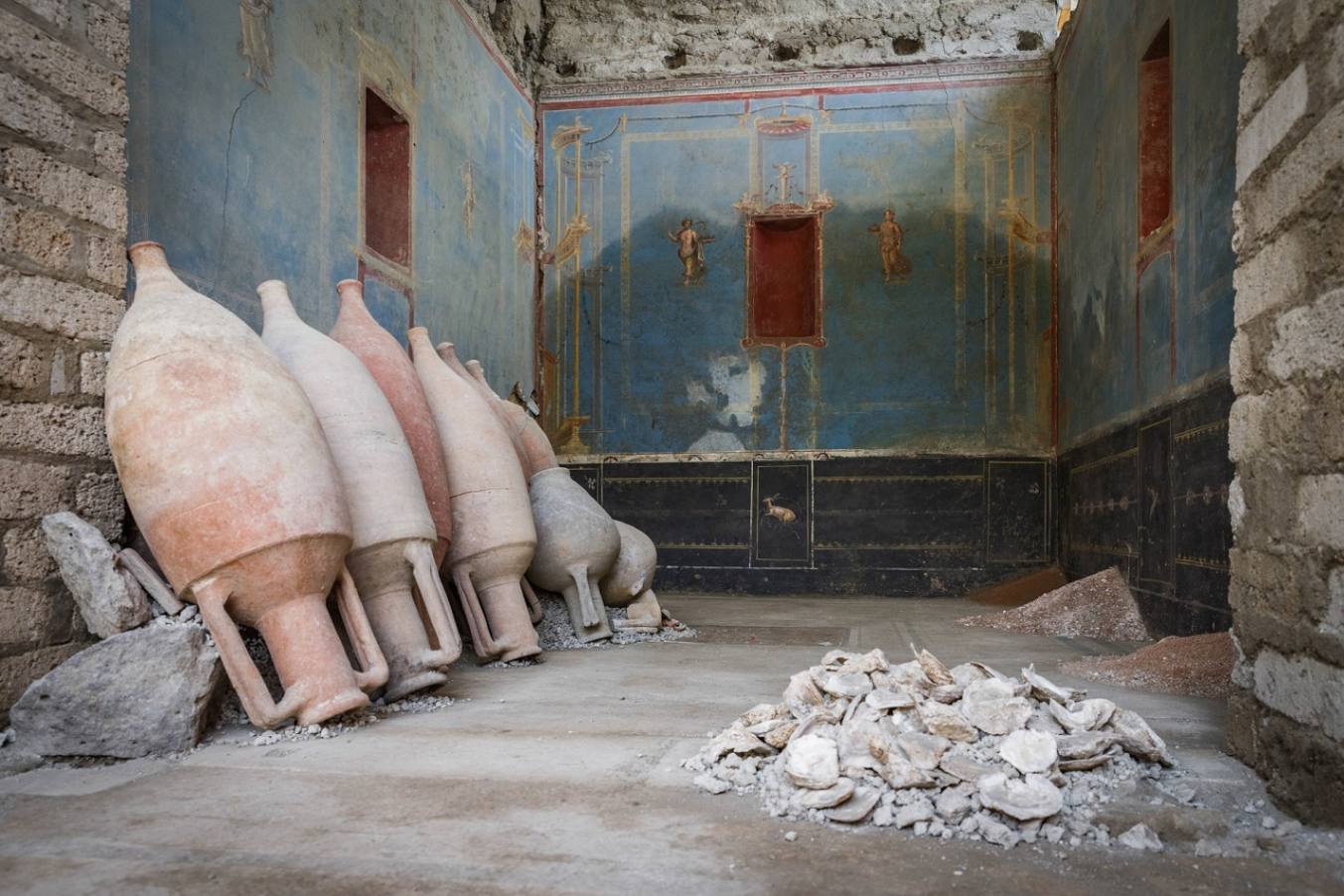Pompei, scavi nella Regio IX rivelano un sacrarium con pareti blu