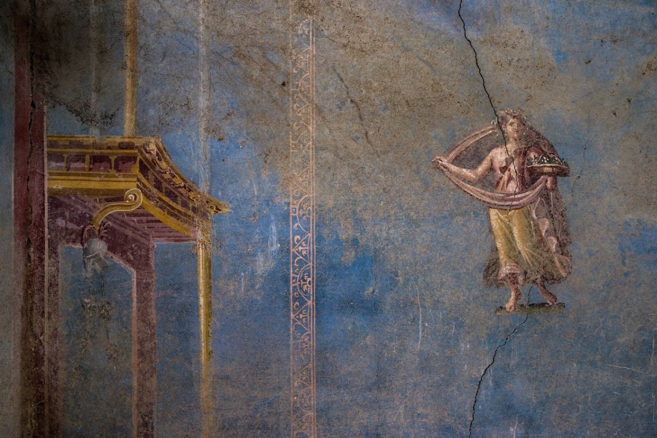 Pompei, scavi nella Regio IX rivelano un sacrarium con pareti blu