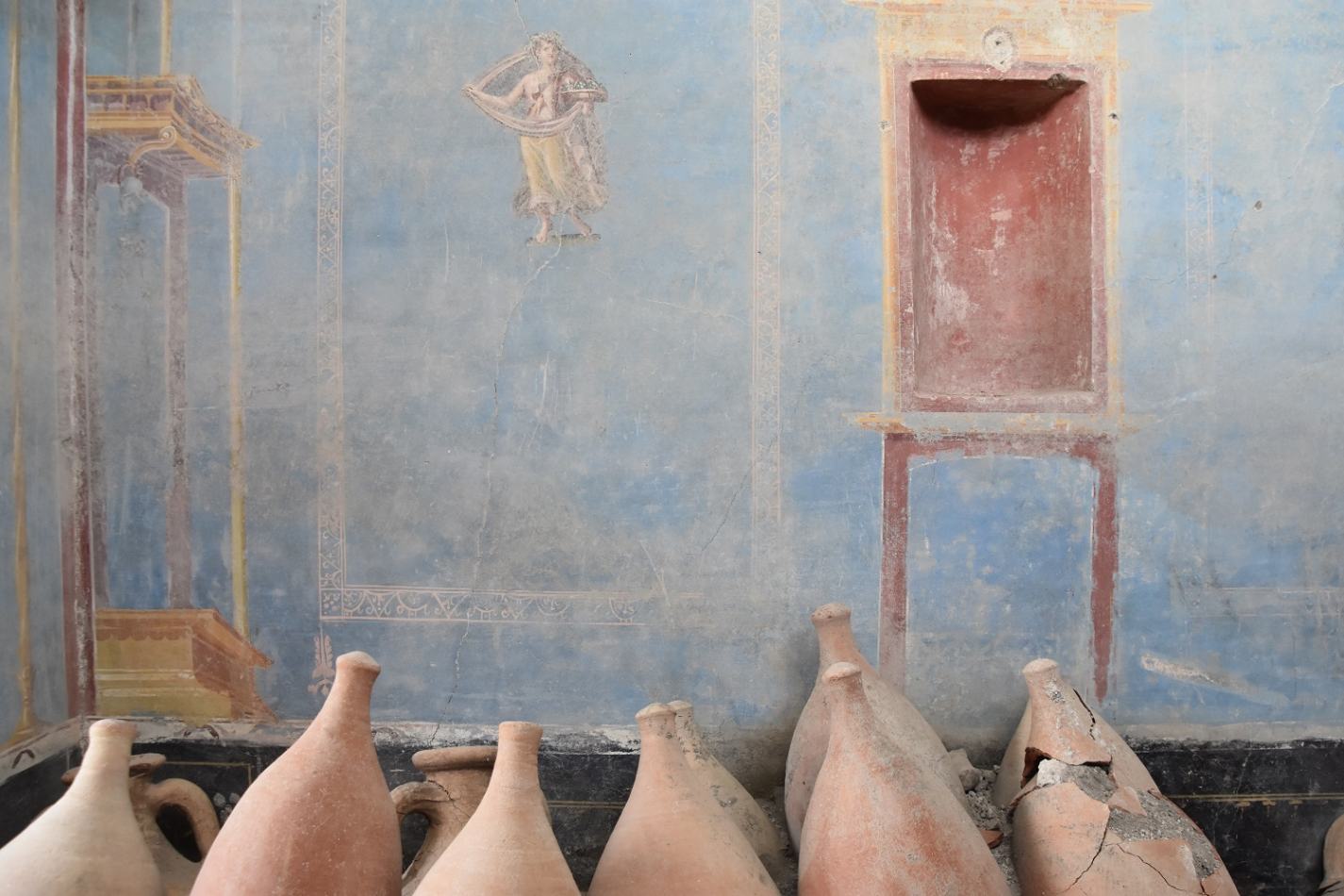 Pompei, scavi nella Regio IX rivelano un sacrarium con pareti blu