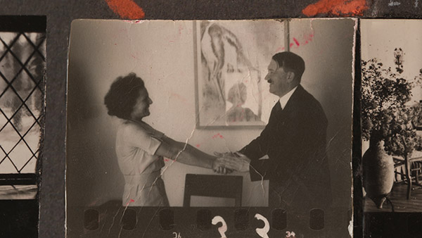 Foglio di contatto dal patrimonio di Heinrich Hoffmann, Bayerische Staatsbibliothek/Bildarchiv: Leni Riefenstahl accoglie Adolf Hitler nella sua villa a Berlino-Dahlem (1937). © Bayerische Staatsbibliothek/Bildarchiv
