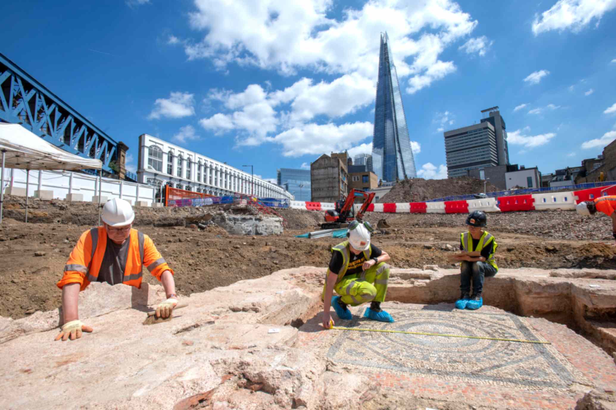 Gli archeologi studiano il mausoleo romano nel sito di Liberty of Southwark